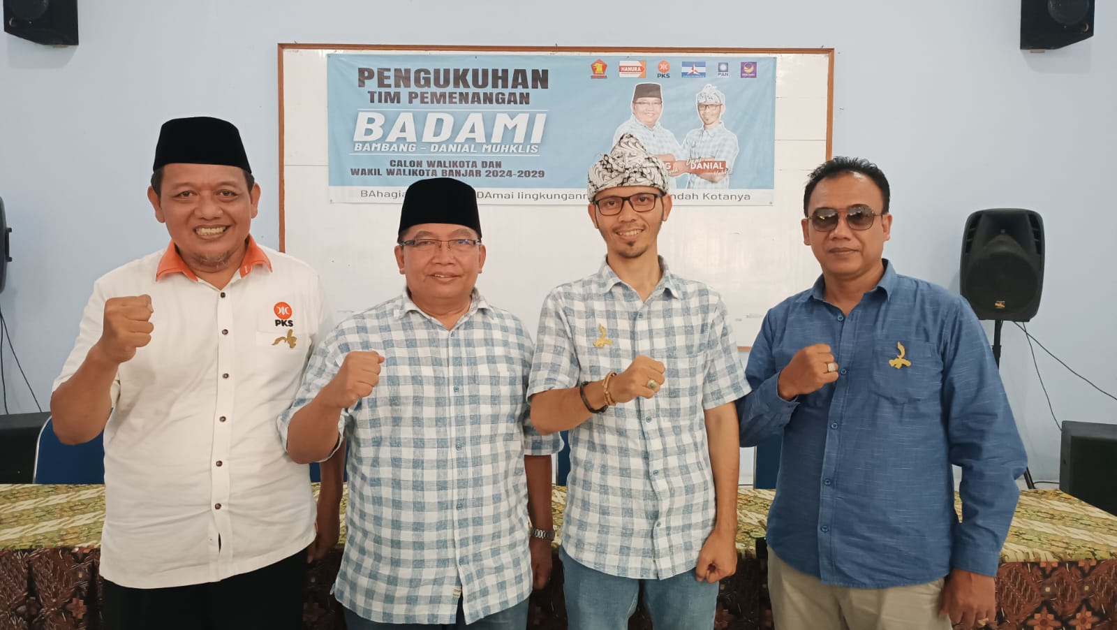 Bambang Hidayah (dua kiri) dan Dani Danial Muhklis (dua kanan) menujukkan semangat optimis usai pembentukan tim sukses di salah satu aula rumah makan di Kota Banjar baru-baru ini. (Cecep Herdi/Jabar Ekspres)