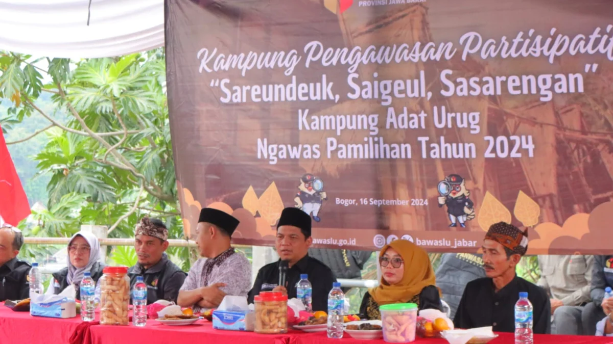 Kegiatan pengawasan pemilu di Kampung Adat Urug. Foto : Bawaslu