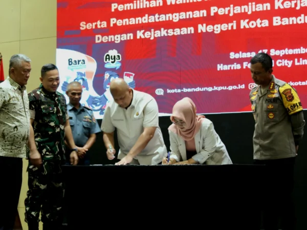 Ketua KPU Kota Bandung Wenti Frihadianti (dua dari kanan) saat teken kerja sama dengan aparat, Selasa (17/9)