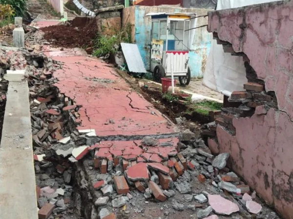 Benteng SDN Tipar sepanjang 30 meter di Bandung Barat ambruk terdampak gempa Sukabumi. Dok istimewa