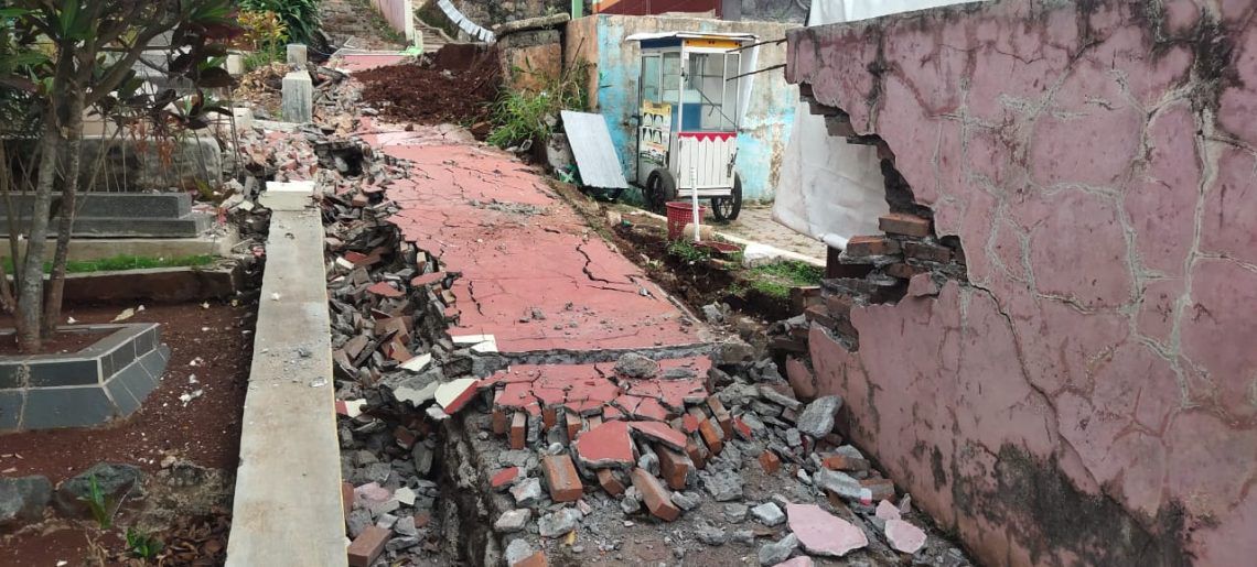 Benteng SDN Tipar sepanjang 30 meter di Bandung Barat ambruk terdampak gempa Sukabumi. Dok istimewa