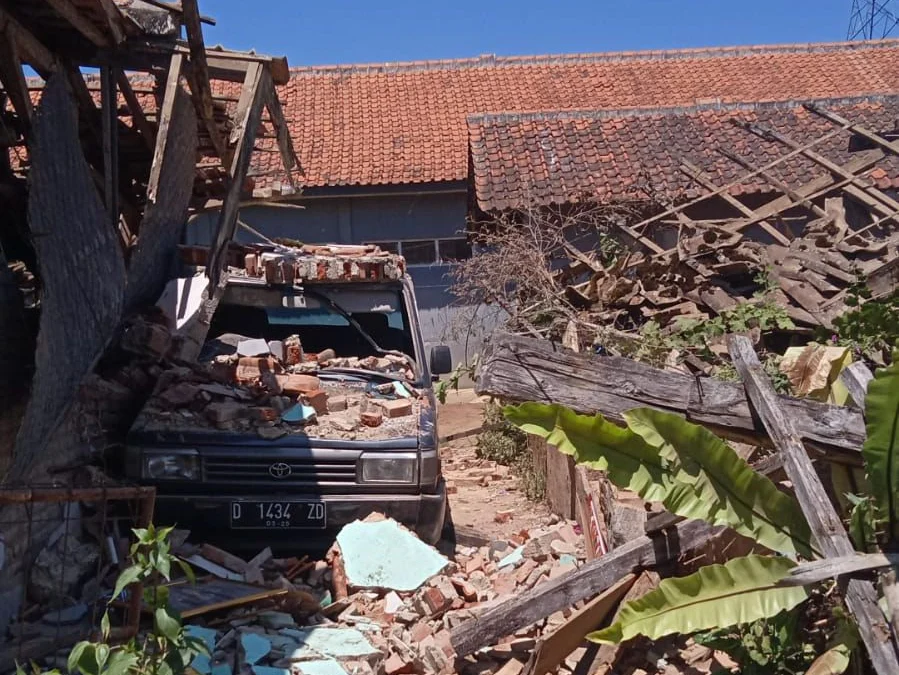 Rumah warga di Kecamatan Kertasari yang ambruk akibat gempa 5.0 Magnitudo yang melanda Kabupaten Bandung. Foto Istimewa