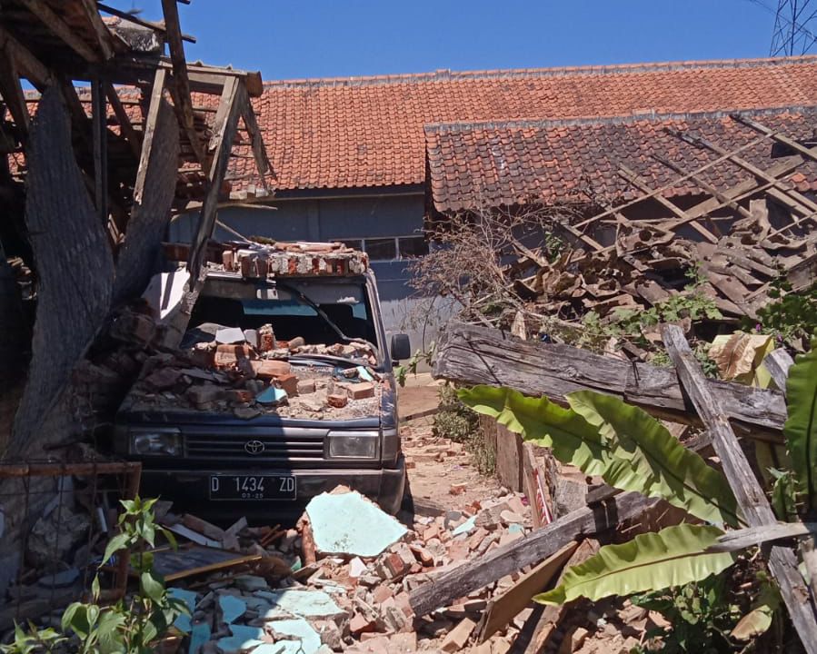 Rumah warga di Kecamatan Kertasari yang ambruk akibat gempa 5.0 Magnitudo yang melanda Kabupaten Bandung. Foto Istimewa