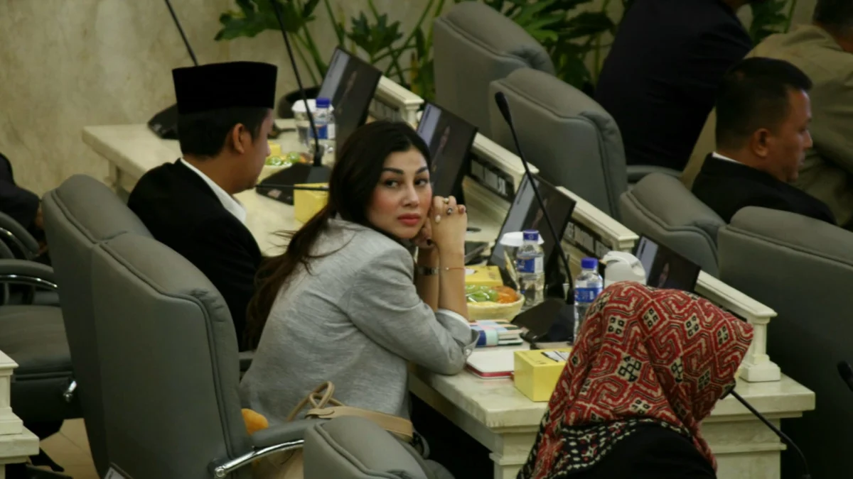 Nisya Ahmad saat mengikuti Rapat Paripurna di DPRD Jabar, Rabu (18/9).(son)