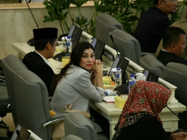 Nisya Ahmad saat mengikuti Rapat Paripurna di DPRD Jabar, Rabu (18/9).(son)