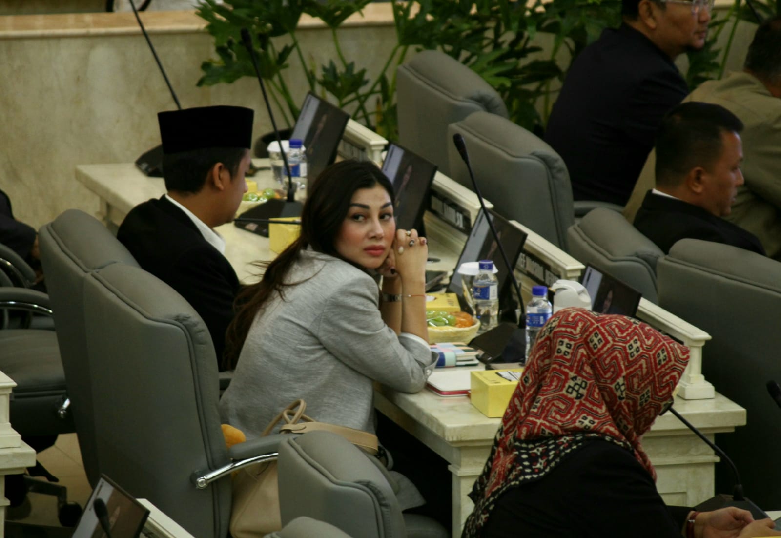 Nisya Ahmad saat mengikuti Rapat Paripurna di DPRD Jabar, Rabu (18/9).(son)