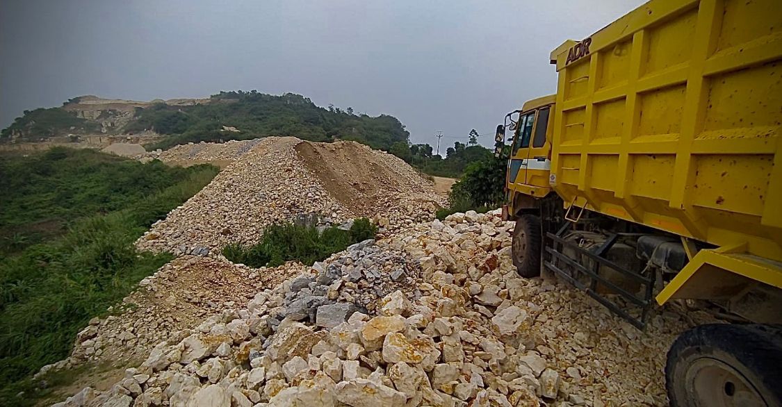 Aktifitas pertambangan di kawasan karst, Kecamatan Padalarang, Kabupaten Bandung Barat (KBB). Dok Jabar Ekspres