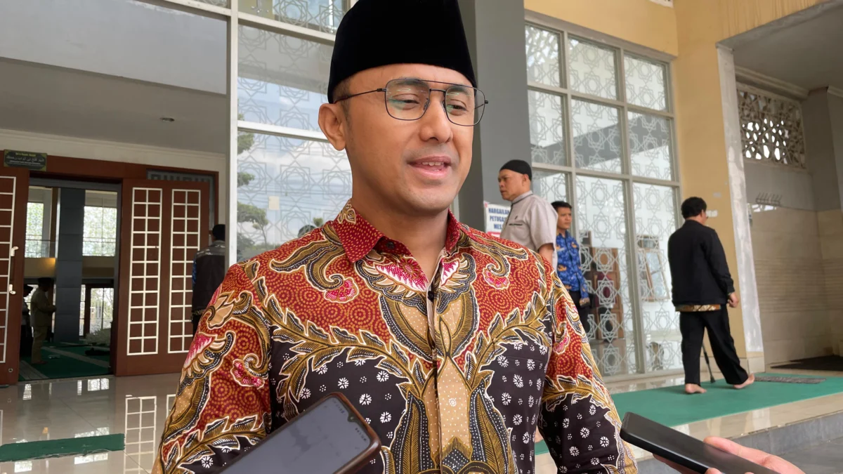 Bakal calon bupati Bandung Barat, Hengky Kurniawan saat ditemui di wilayah Kecamatan Ngamprah. Kamis (19/9). Dok Jabar Ekspres