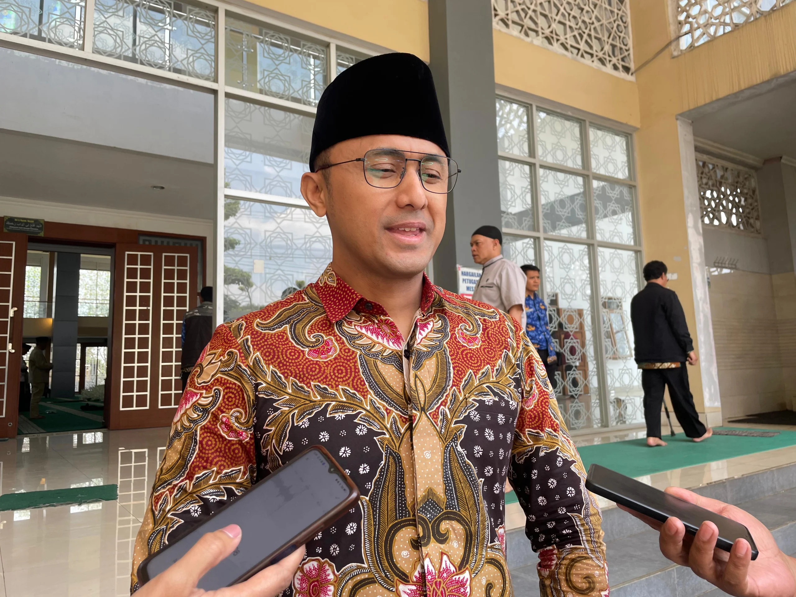 Bakal calon bupati Bandung Barat, Hengky Kurniawan saat ditemui di wilayah Kecamatan Ngamprah. Kamis (19/9). Dok Jabar Ekspres