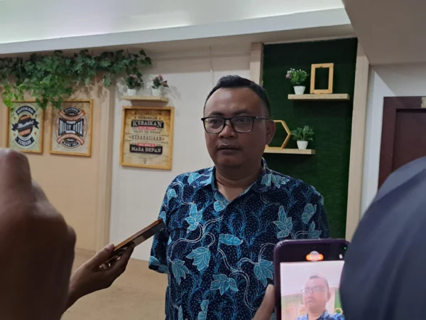 Ketua Bawaslu Kota Banjar Rudi Ilham Ginanjar saat diwawancara awak media di salah satu aula hotel di Kota Banjar, baru-baru ini. (Cecep Herdi/Jabar Ekspres)