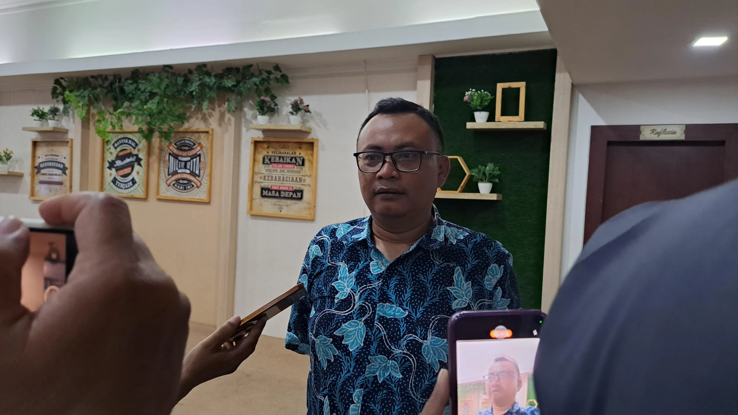 Ketua Bawaslu Kota Banjar Rudi Ilham Ginanjar saat diwawancara awak media di salah satu aula hotel di Kota Banjar, baru-baru ini. (Cecep Herdi/Jabar Ekspres)