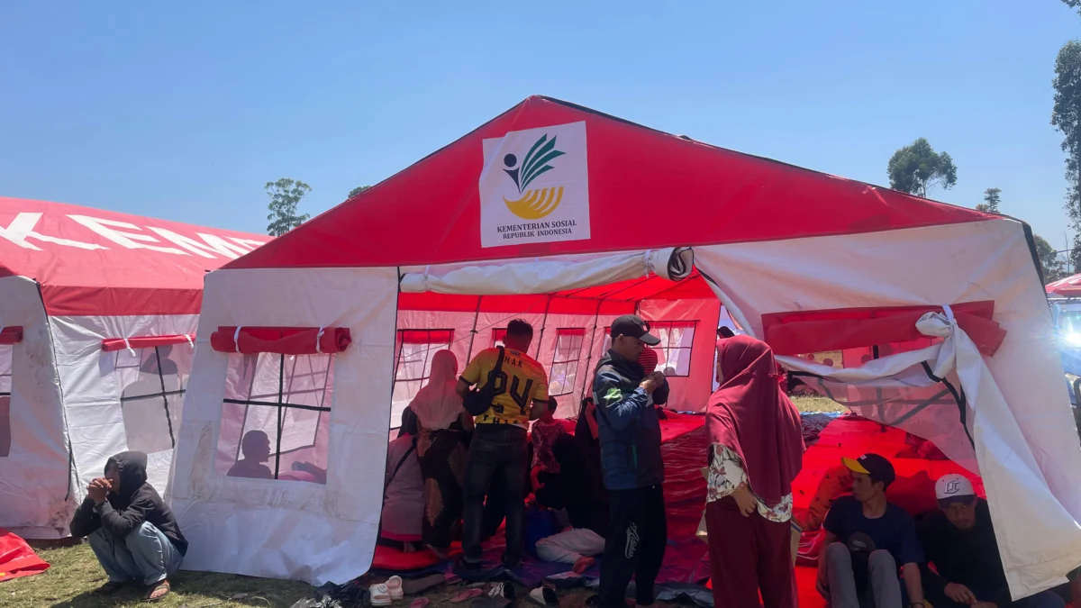 Warga Desa Cibereum, Kecamatan Kertasari saat mengungsi di tenda yang disiapkan oleh pemerintah paska gempa 5.0 magnitudo di Kabupaten Bandung. Foto Agi