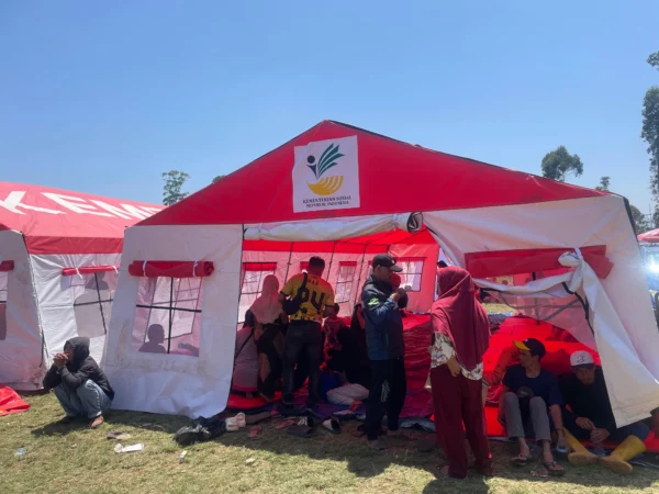 Warga Desa Cibereum, Kecamatan Kertasari saat mengungsi di tenda yang disiapkan oleh pemerintah paska gempa 5.0 magnitudo di Kabupaten Bandung. Foto Agi