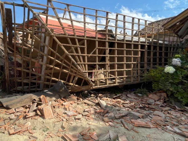 Kondisi rumah Reni paska dihantam Gempa 5.0 Magnitudo di Desa Cibereum, Kecamatan Kertasari, Kabupaten Bandung. Foto Agi