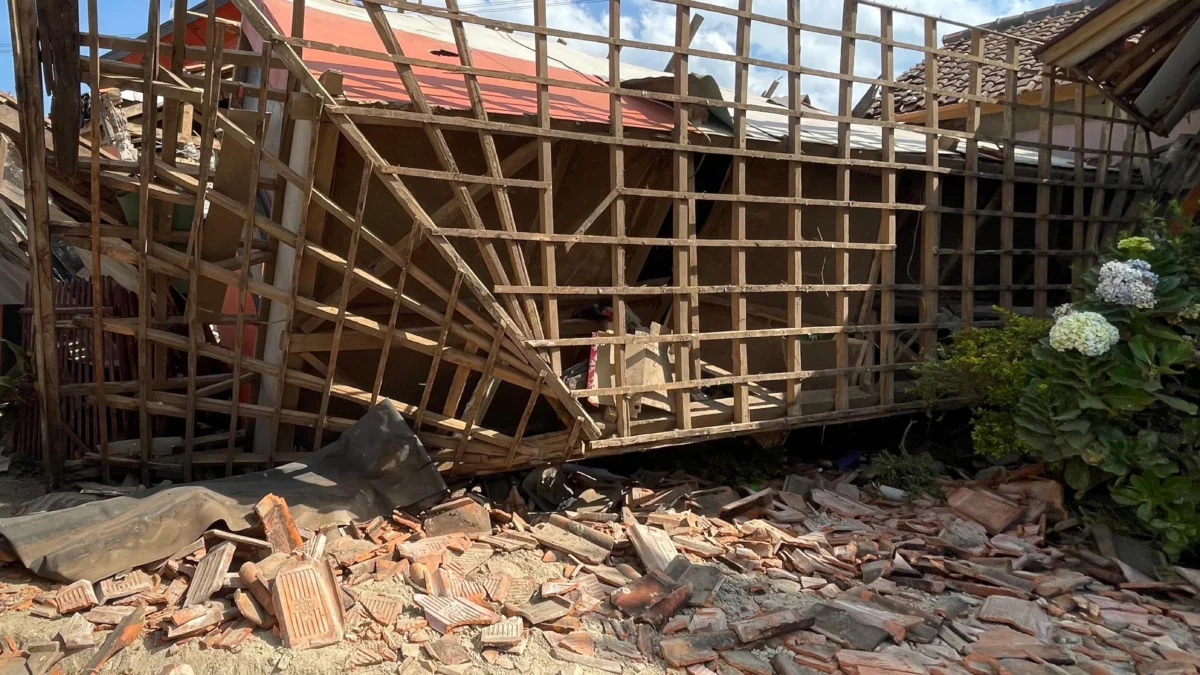 Kondisi rumah Reni paska dihantam Gempa 5.0 Magnitudo di Desa Cibereum, Kecamatan Kertasari, Kabupaten Bandung. Foto Agi