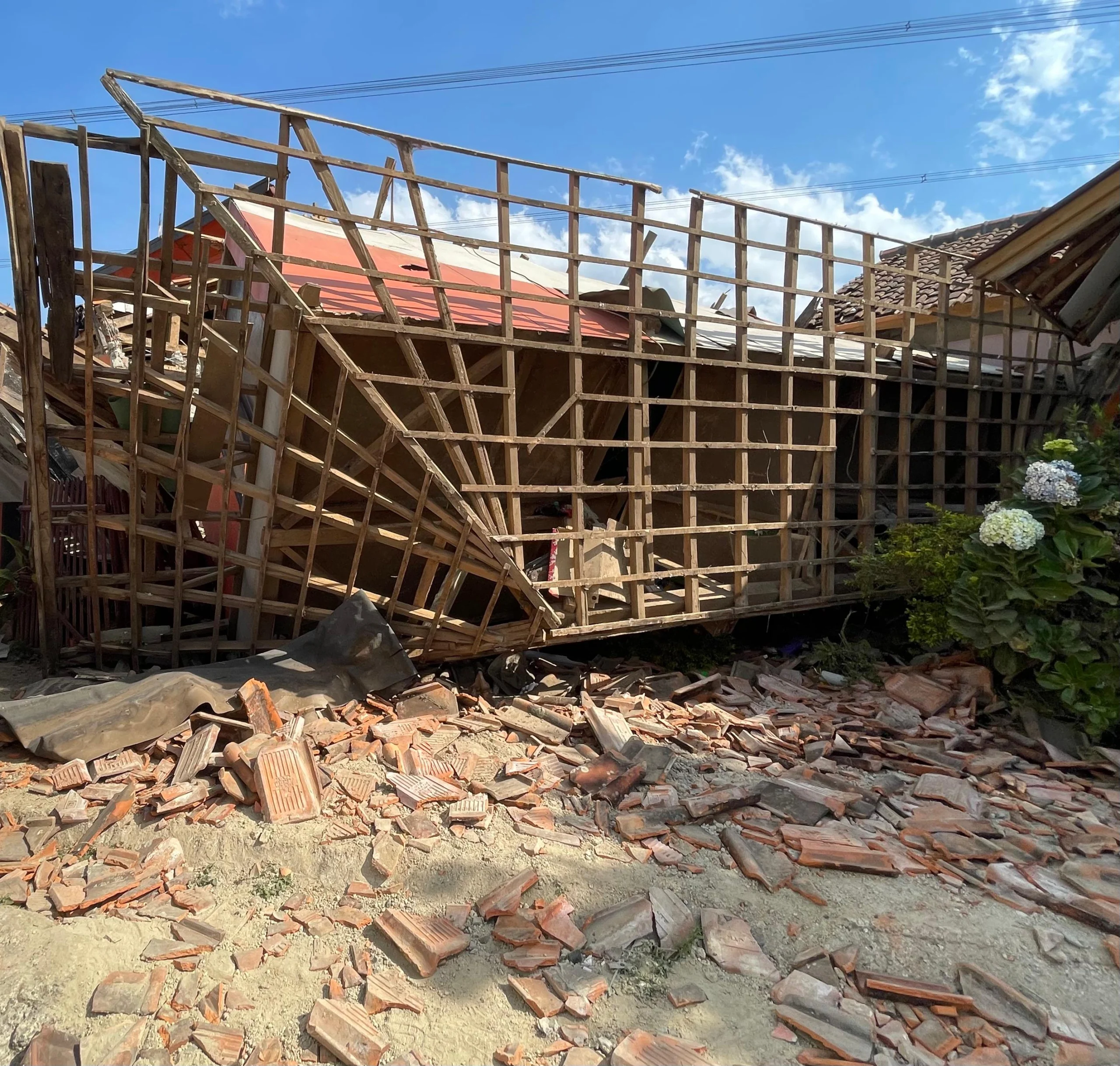 Kondisi rumah Reni paska dihantam Gempa 5.0 Magnitudo di Desa Cibereum, Kecamatan Kertasari, Kabupaten Bandung. Foto Agi