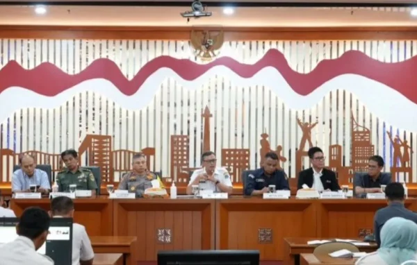 Wali Kota Jakarta Pusat Dhany Sukma (tengah) dalam rapat koordinasi lintas sektor jelang Pilkada 2024. (foto/ANTARA)