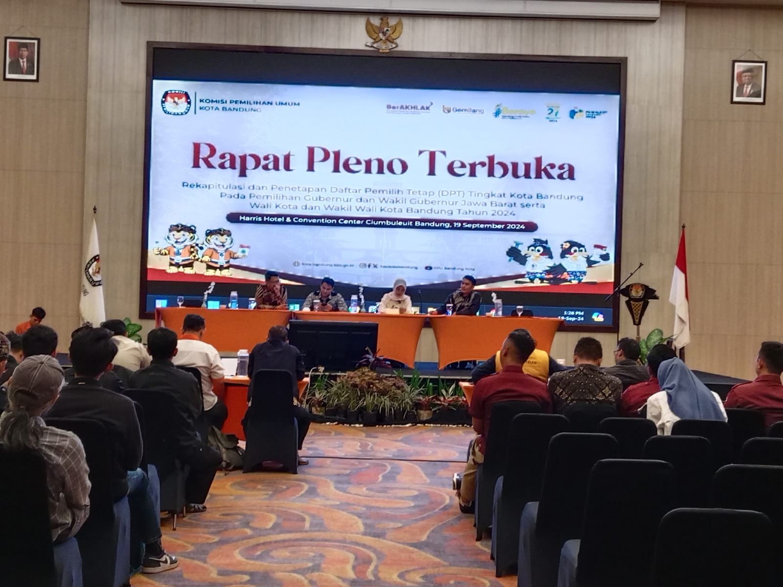 Rapat Pleno Terbuka Rekapitulasi DPT Tingkat Kota Bandung di Harris Hotel & Conventions Ciumbuleuit Bandung, Kamis (19/9/2024).