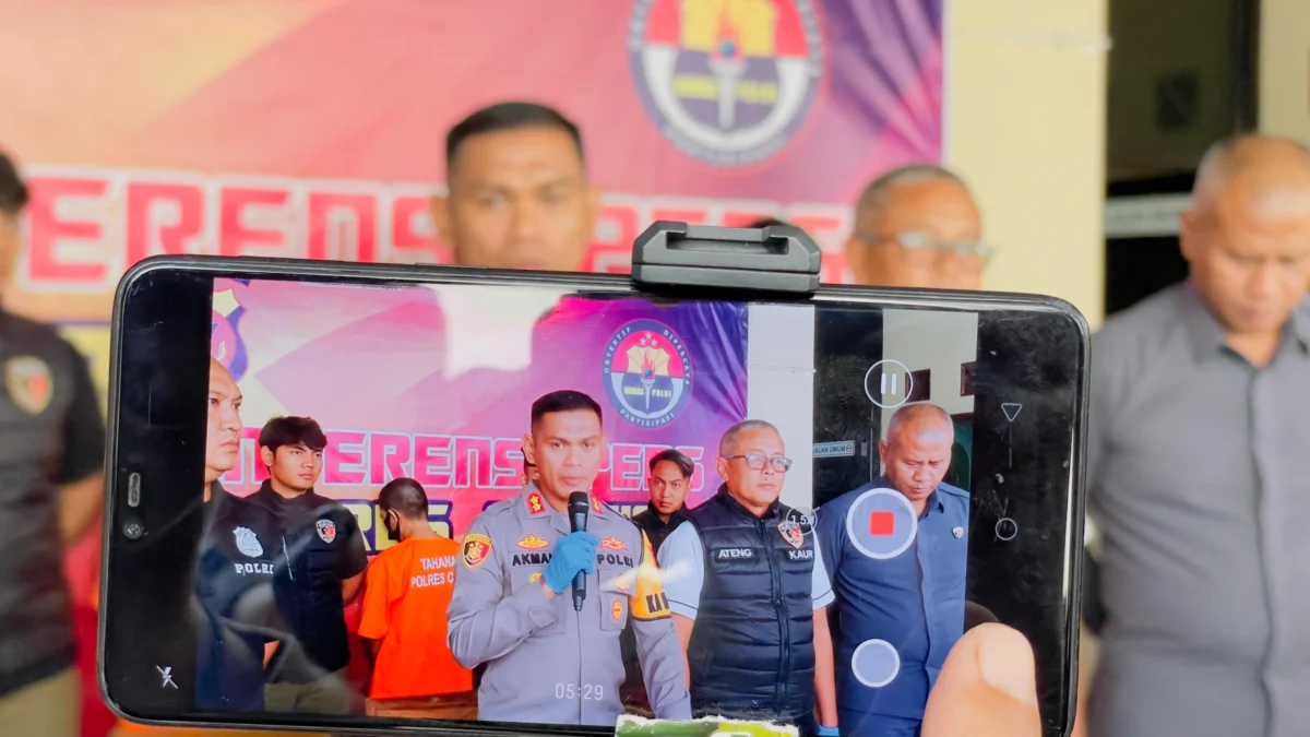 Kapolres Ciamis AKBP Akmal saat merilis kasus judi online dengan nilai Rp350 miliar di Mapolres Ciamis, Jawa Barat belum lama ini. (Cecep Herdi/Jabar Ekspres)