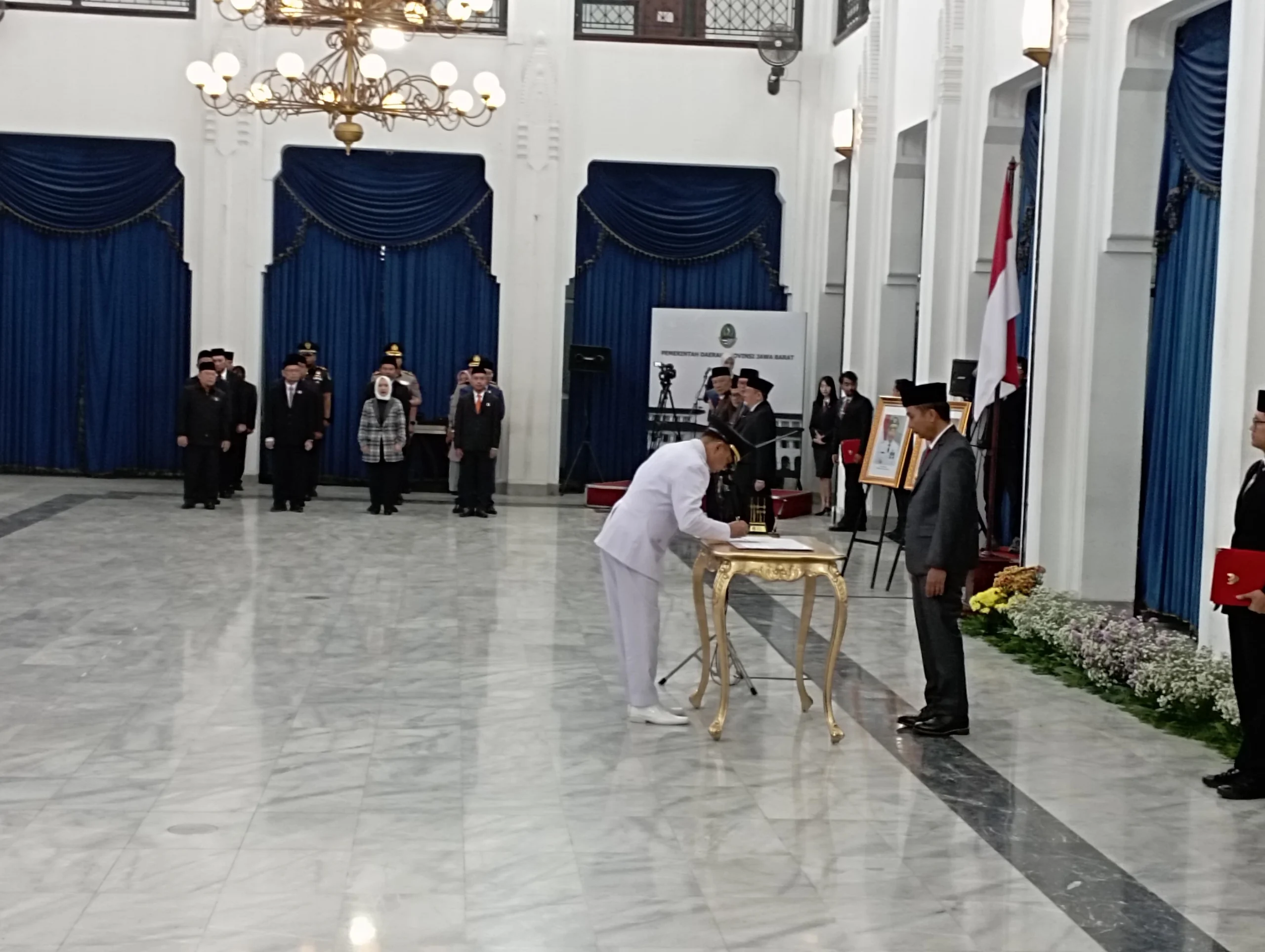 Dok. Pj Gubernur Jabar Bey Machmudin saat lantik A Koswara sebagai Pj Wali Kota Bandung. Jum'at (20/9). Foto. Sandi Nugraha.