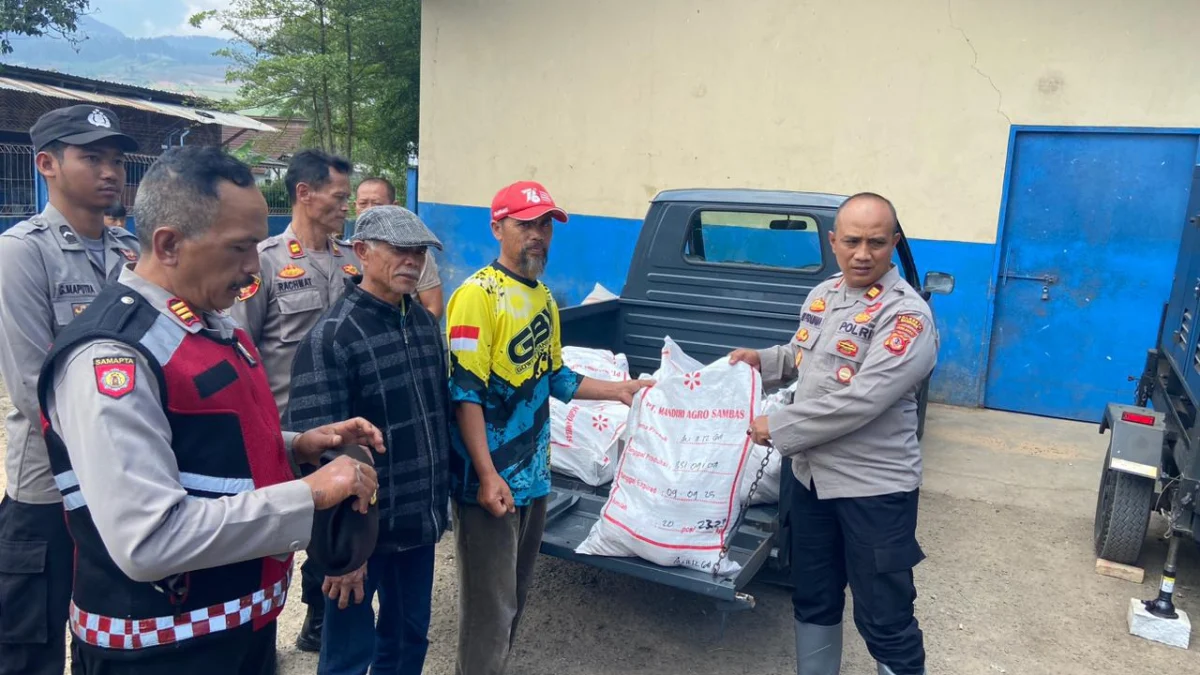 Kapolsek Pangalengan AKP Edi Pramana saat memberikan bantuan ayam beku olahan kepada warga Kecamatan Pangalengan yang terdampak. Foto Istimewa