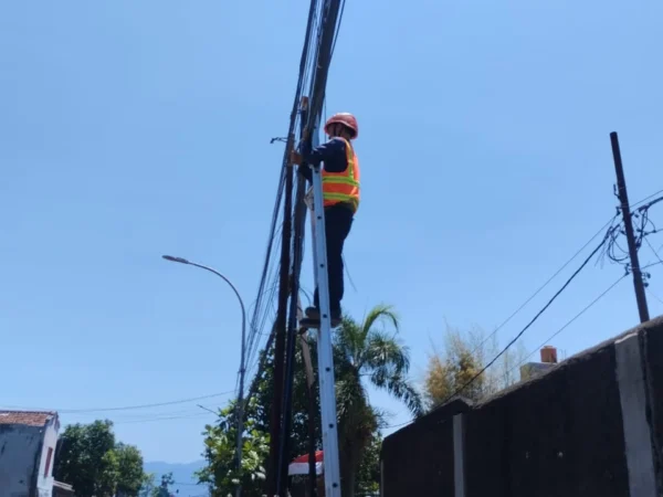 PLN Icon Plus Lakukan Perapihan Kabel di Daerah Gede Bage Kota Bandung