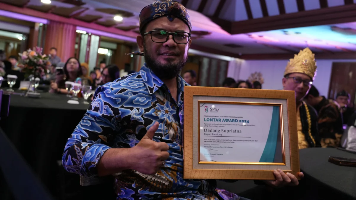 Dukung Kemajuan Pers, Bupati Bandung Dadang Supriatna Raih Penghargaan Bergengsi Lontar Award