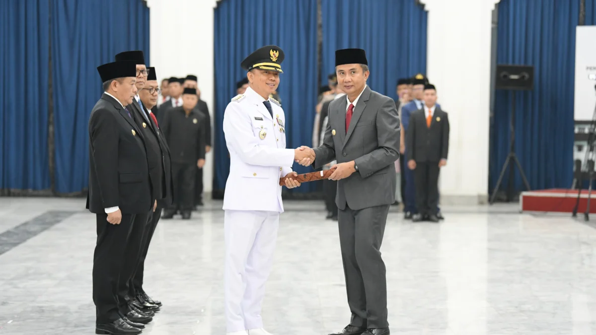 Bey Machmudin Lantik A. Koswara sebagai  Penjabat Wali Kota Bandung