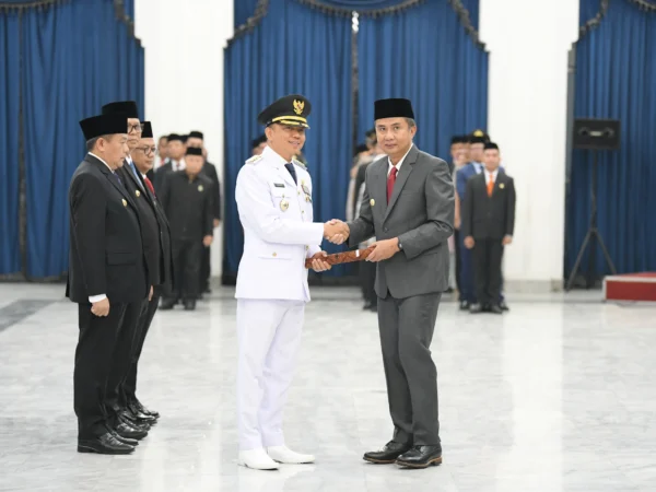 Bey Machmudin Lantik A. Koswara sebagai  Penjabat Wali Kota Bandung