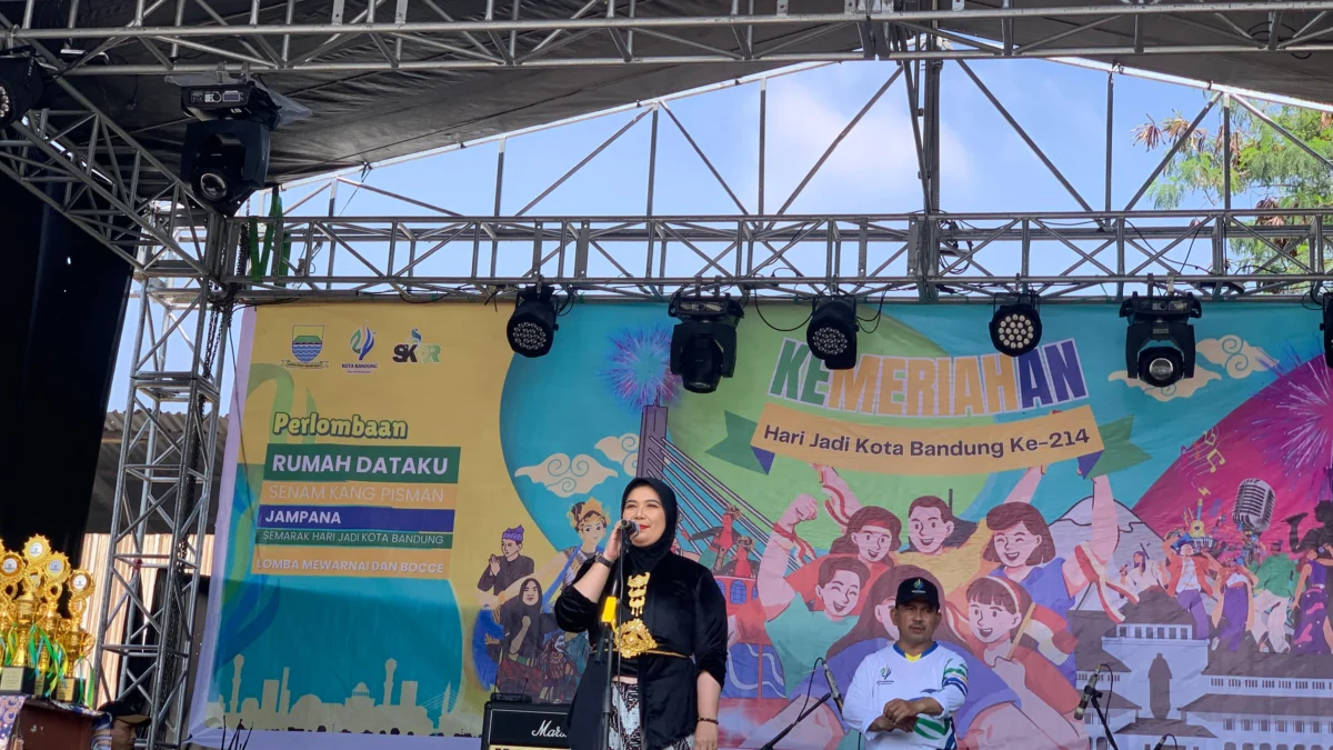 Lurah Sukapura, Melinasari saat memberikan kata sambutan di acara puncak perayaan Hari Jadi Kota Bandung ke-214 (Sadam/JE)