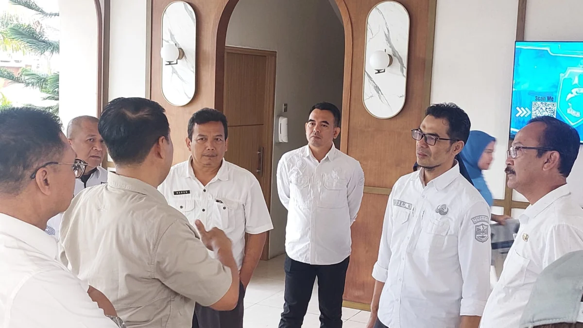 Para pejabat dari Pemkot Banjar saat mendampingin tim dari Kementerian Koordinasi Maritim dan Investasi (Kemenko Marves) bersama dengan Pemerintah Provinsi Jawa Barat mengecek jalur kereta api Banjar-Cijulang belum lama ini. (Cecep Herdi/Jabar Ekspres)