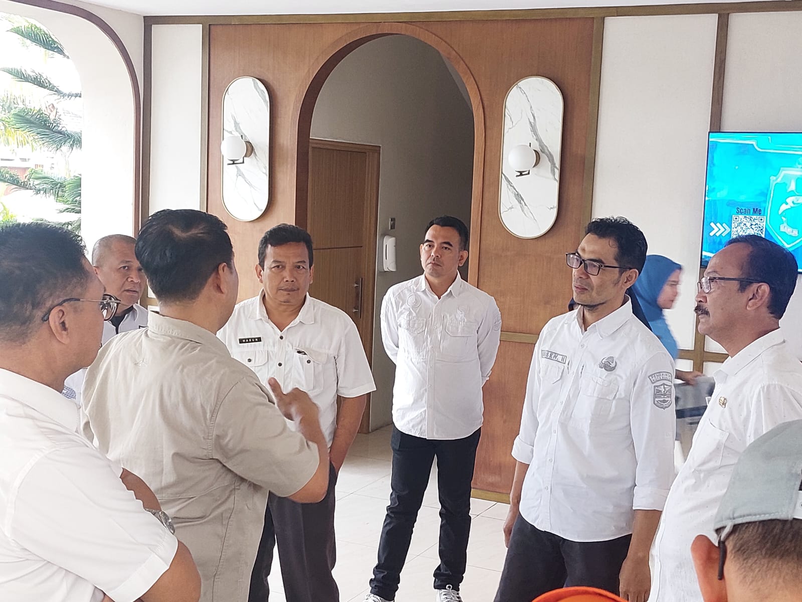 Para pejabat dari Pemkot Banjar saat mendampingin tim dari Kementerian Koordinasi Maritim dan Investasi (Kemenko Marves) bersama dengan Pemerintah Provinsi Jawa Barat mengecek jalur kereta api Banjar-Cijulang belum lama ini. (Cecep Herdi/Jabar Ekspres)