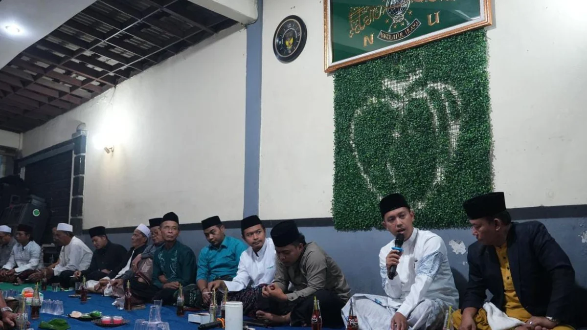 Calon Wali Kota Bogor, Sendi Fardiansyah saat berada di tengah-tengah jajaran Padepokan Naga Sakti. (Yudha Prananda / Jabar Ekspres)