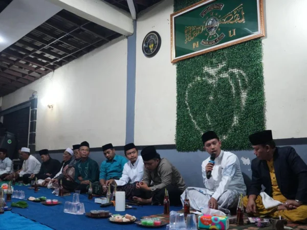 Calon Wali Kota Bogor, Sendi Fardiansyah saat berada di tengah-tengah jajaran Padepokan Naga Sakti. (Yudha Prananda / Jabar Ekspres)