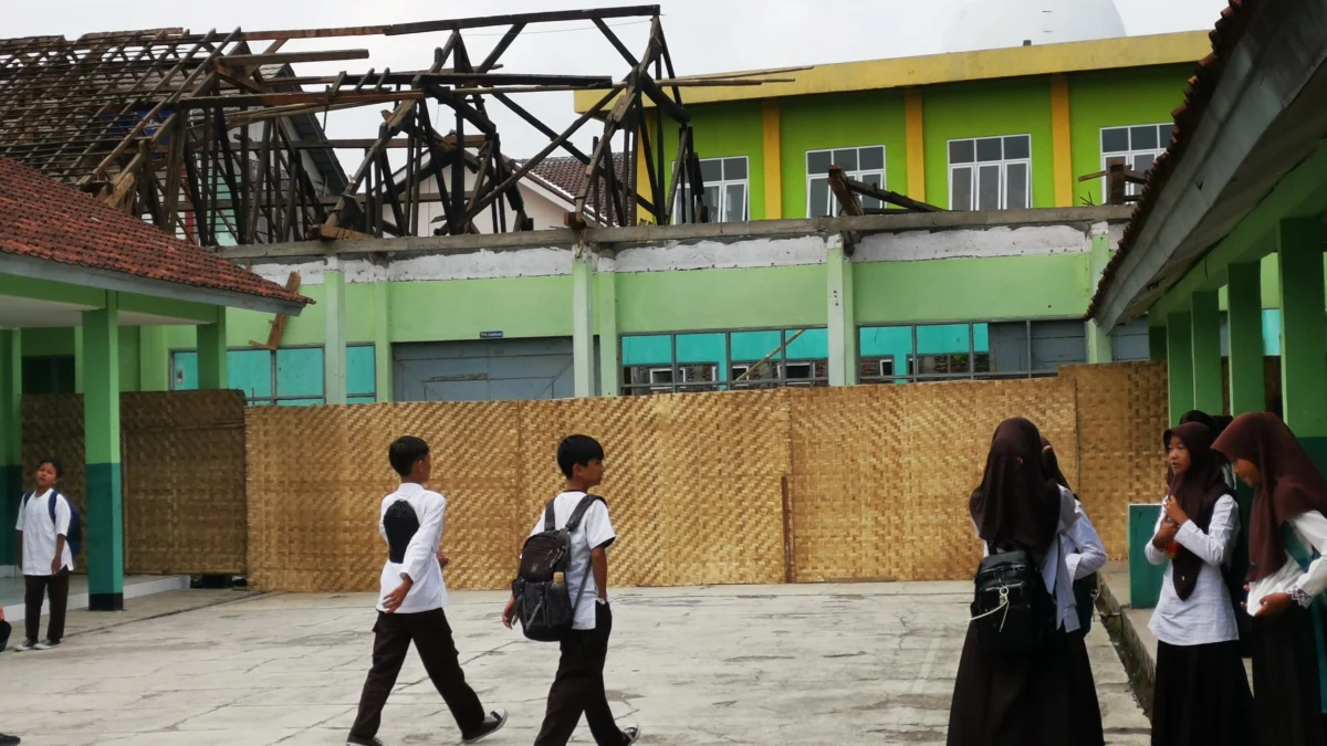 Nampak atap bangunan di salah satu SMP Negeri di Kota Banjar sudah dibongkar. Padahal, anggaran perbaikan belum jelas sumbernya. (Cecep Herdi/Jabar Ekspres)