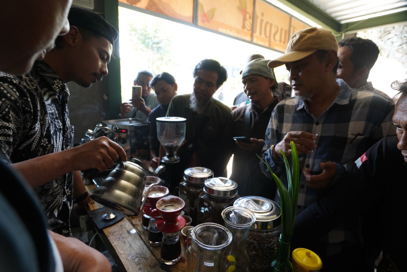 25 mantan narapidana terorisme (napiter) saat melaksanakan program pelatihan budidaya kopi. Foto Istimewa