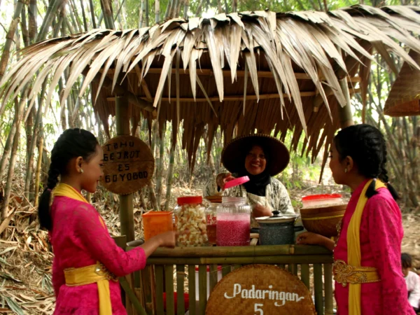 Sejumlah pengunjung saat membeli minuman tradisional sunda di salah satu saung di Pasar Padaringan Kota Bandung, Minggu (22/9)