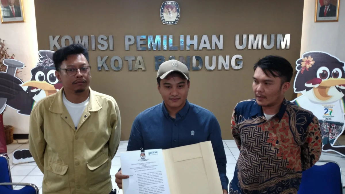 Ketua KPU Kota Bandung Khoirul Anam (tengah) saat memaparkan hasil pleno penetapan paslon Pilkada 2024, Minggu (22/9).