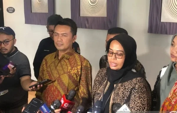 Ketua KPU Provinsi Jawa Barat (Kanan) usai rapat pleno penetapan paslon Pilgub Jabar 2024. (foto/ANTARA)