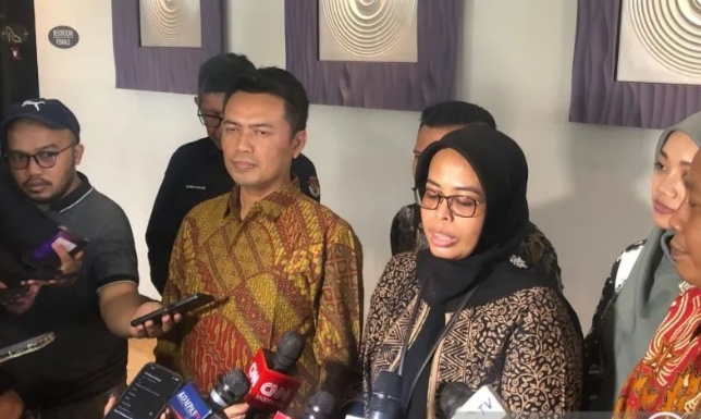 Ketua KPU Provinsi Jawa Barat (Kanan) usai rapat pleno penetapan paslon Pilgub Jabar 2024. (foto/ANTARA)