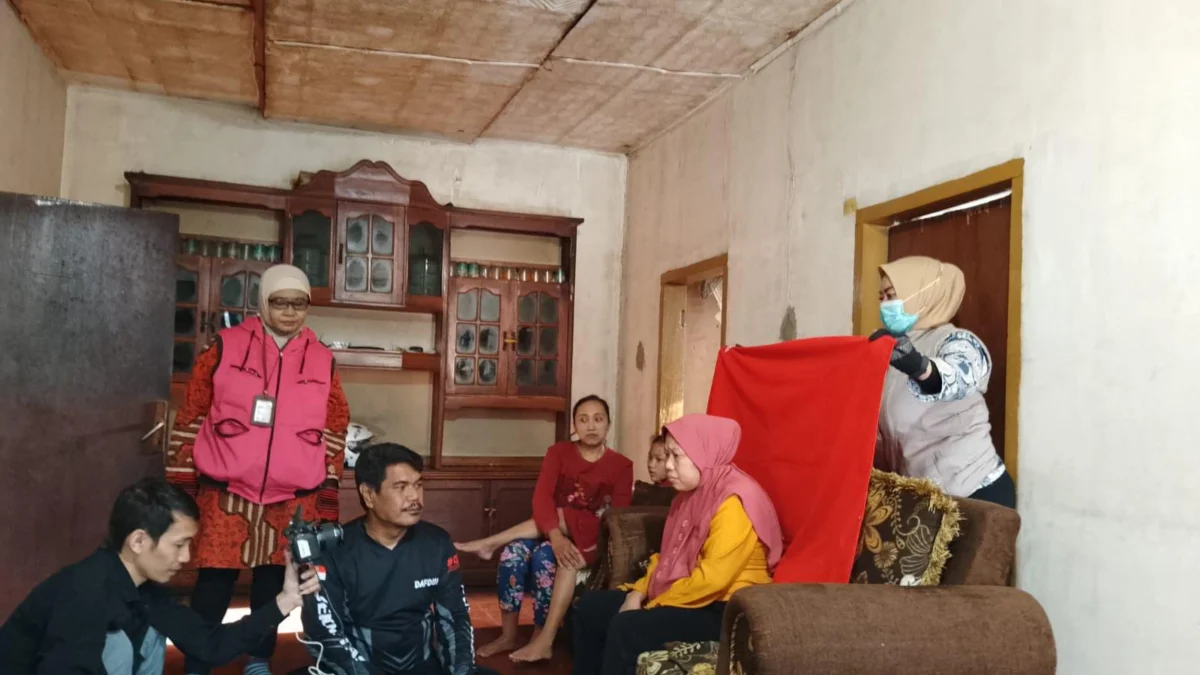 Doc. Jelang Pilkada 2024, Disdukcapil Kota Cimahi Kebut Jemput Bola Perekaman KTP-EL Bagi Warga Disabilitas dan Lansia (Ist)