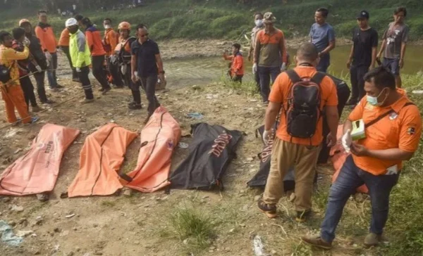 Sejumlah polisi periksa kantong 7 jenazah yang ditemukan di Kali Bekasi, Minggu (22/9). (foto/ANTARA)