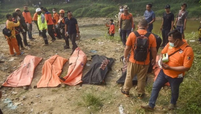 Sejumlah polisi periksa kantong 7 jenazah yang ditemukan di Kali Bekasi, Minggu (22/9). (foto/ANTARA)