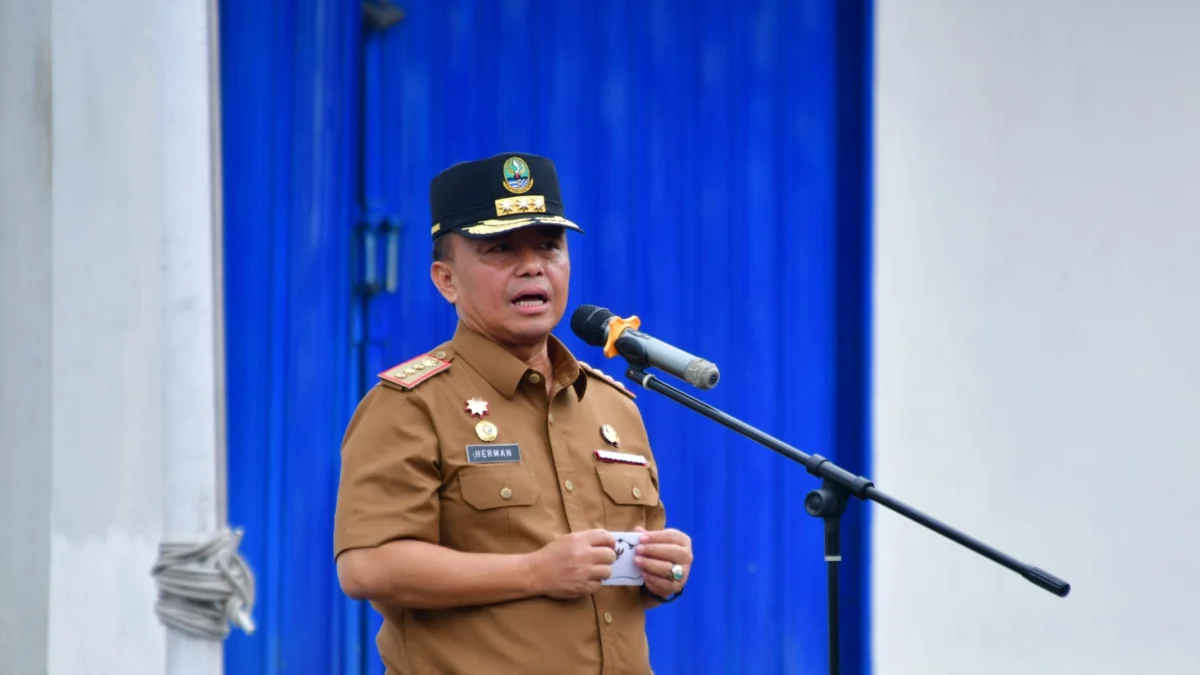 Sekda Provinsi Jabar Herman Suryatman saat apel melepas Kepala Dinas Perhubungan Jabar A Koswara yang akan bertugas sebagai Penjabat Wali Kota Bandung Senin (23/9/2024)/ Dok. Humas Jabar