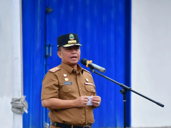 Sekda Provinsi Jabar Herman Suryatman saat apel melepas Kepala Dinas Perhubungan Jabar A Koswara yang akan bertugas sebagai Penjabat Wali Kota Bandung Senin (23/9/2024)/ Dok. Humas Jabar