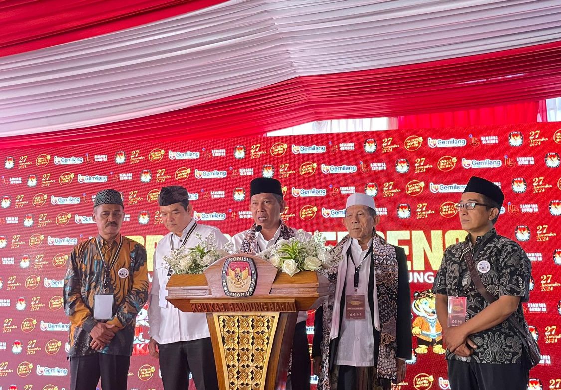 Calon bupati dan wakil bupati Bandung Barat dari jalur perseorangan saat mendaftar ke KPU. Dok Jabar Ekspres