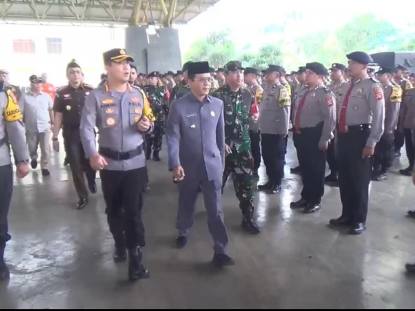 Kapolresta Bandung Kombes Pol Kusworo Wibowo bersama Bupati Bandung Dadang Supriatna saat mengecek kesiapan pasukan tahapan kampanye di Dome Bale Rame, Soreang, Selasa (24/9). (Agi/Jabar Ekspres)