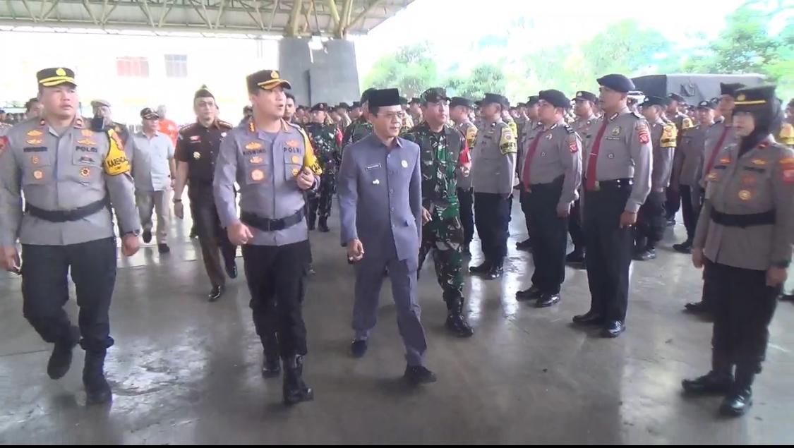 Kapolresta Bandung Kombes Pol Kusworo Wibowo bersama Bupati Bandung Dadang Supriatna saat mengecek kesiapan pasukan tahapan kampanye di Dome Bale Rame, Soreang, Selasa (24/9). (Agi/Jabar Ekspres)