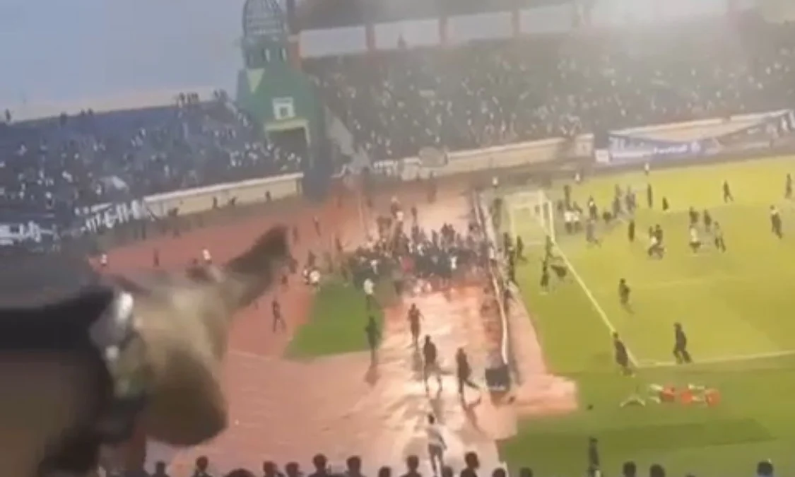 Kericuhan di Stadion Si Jalak Harupat, Puluhan Bobotoh Serbu Lapangan Usai Laga Persib vs Persija. Foto Istimewa