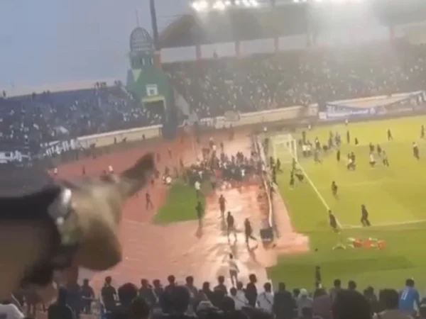 Kericuhan di Stadion Si Jalak Harupat, Puluhan Bobotoh Serbu Lapangan Usai Laga Persib vs Persija. Foto Istimewa